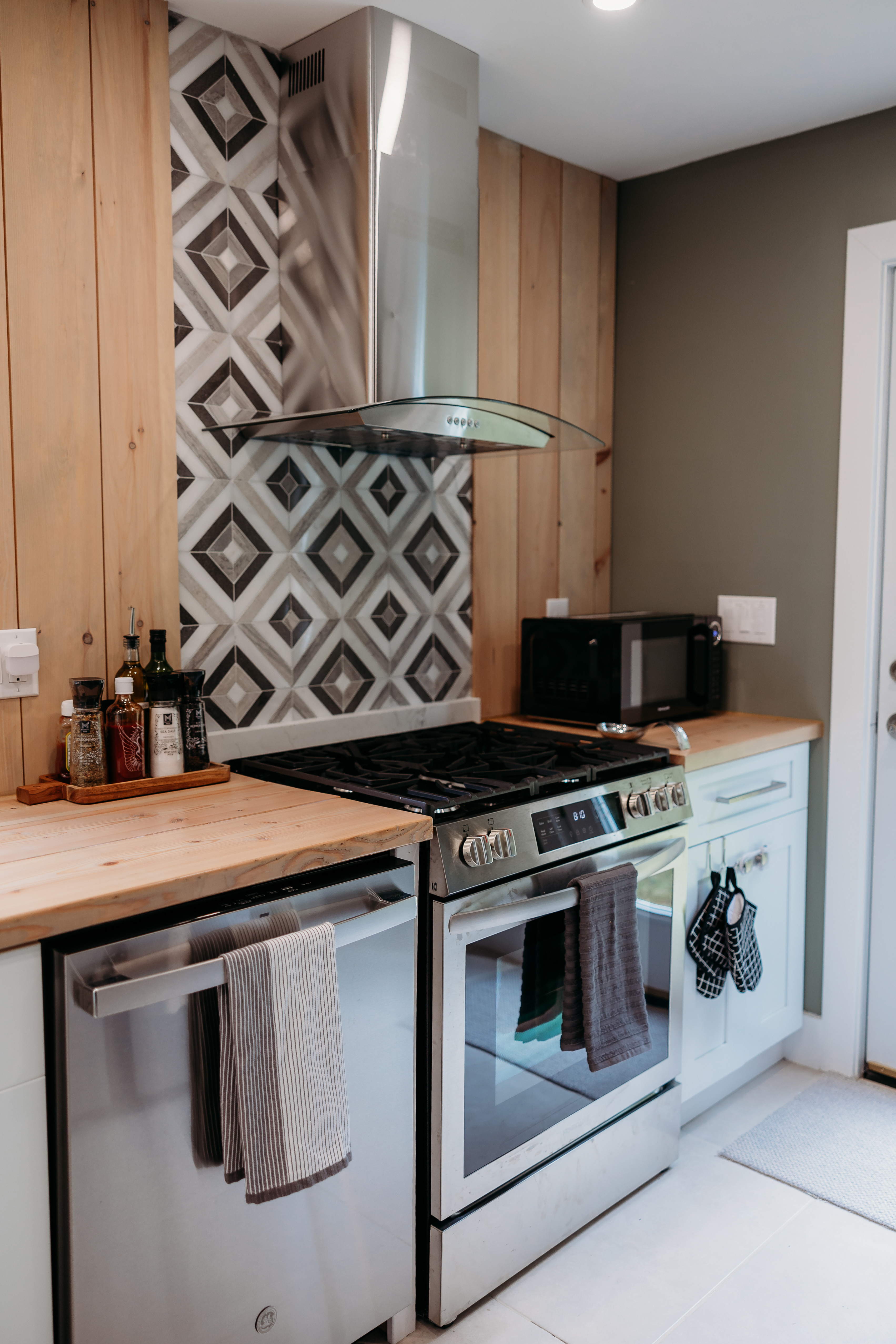 Kitchen with diamond backsplash and gas range